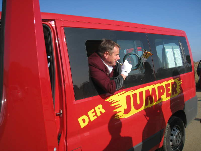 Werner bläst sein Horn aus dem Transportfahrzeug während der Fuchsjagd in Gerolfingen 2011