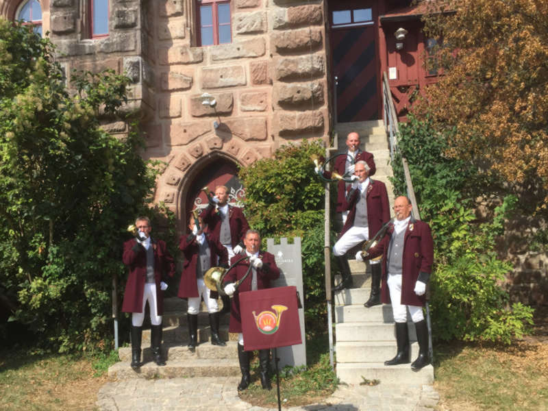 Die Reiterlichen Jagdhornbläser vor der Burg Abenberg 2016