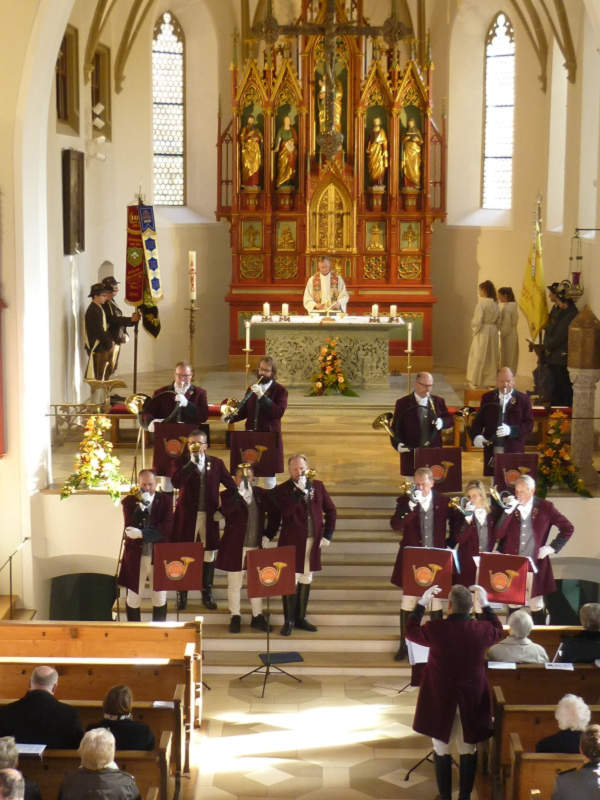 Die Reiterlichen Jagdhornbläser spielen die Hubertusmesse in Oettingen 2016