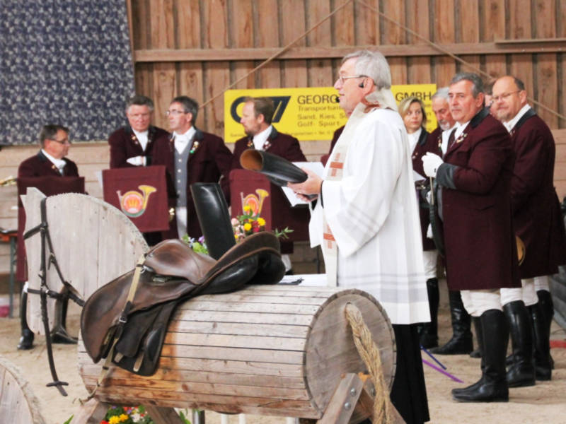 Die Reiterlichen Jagdhornbläser während des Festgottesdiensts zum Sternritt in Lohe 2016