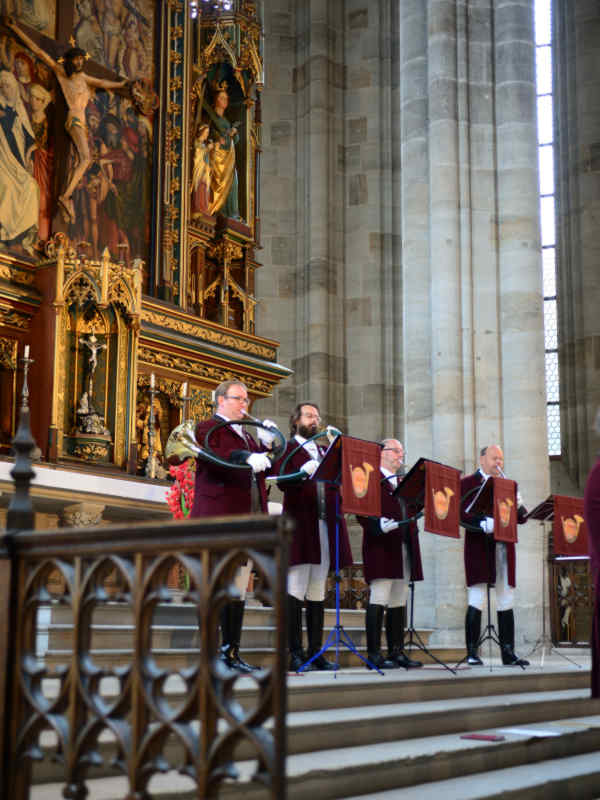 Die Parforcegruppe in Es der Reiterlichen Jagdhornbläser während der Hubertusmesse im Münster St. Georg 2017 in Dinkelsbühl