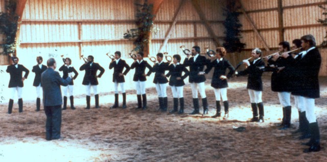 Jagdhornbläsergruppe des Reitvereins Dinkelsbühl bei der Reithalleneinweihung in Herrieden 1979 unter der Leitung von Otto Hofmann